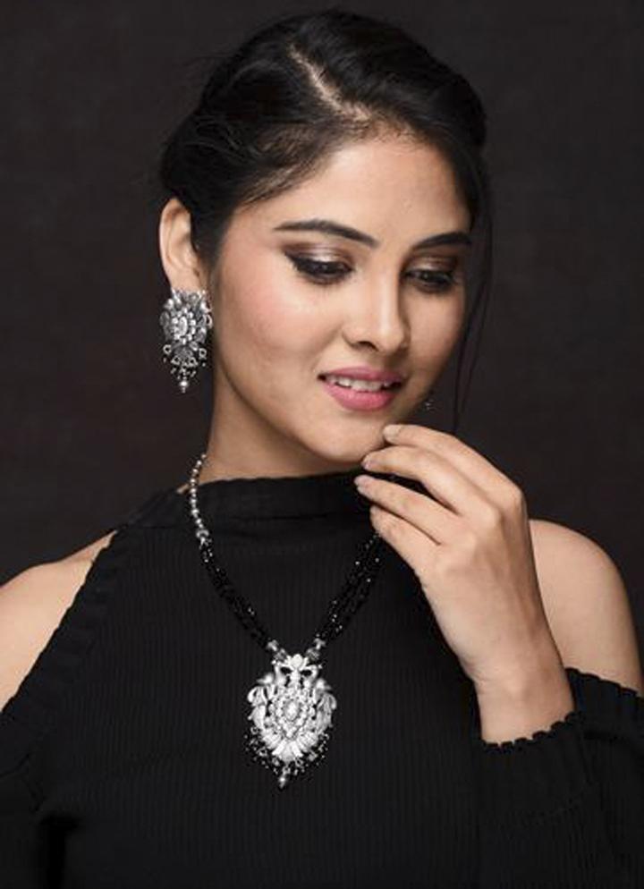 Western necklace for saree deals